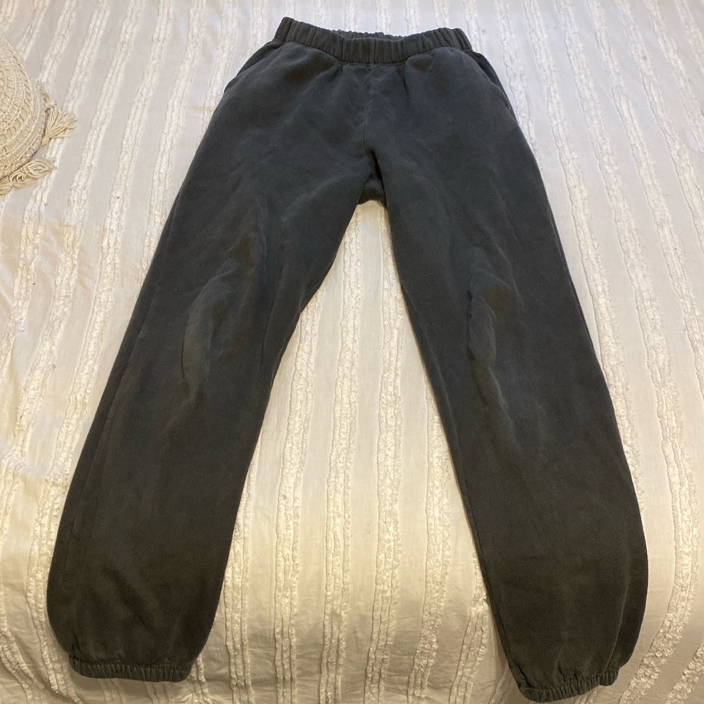 These are billabong sweats size small and gray